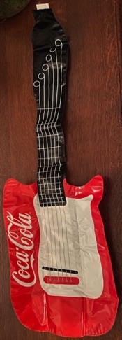26158-1 € 3,00 coca cola opblaasbare gitaar